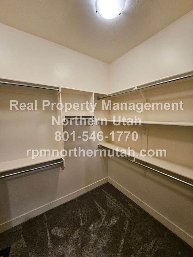 Building Photo - 3 Bedroom 2 Bath Duplex in Perry Now Avail...