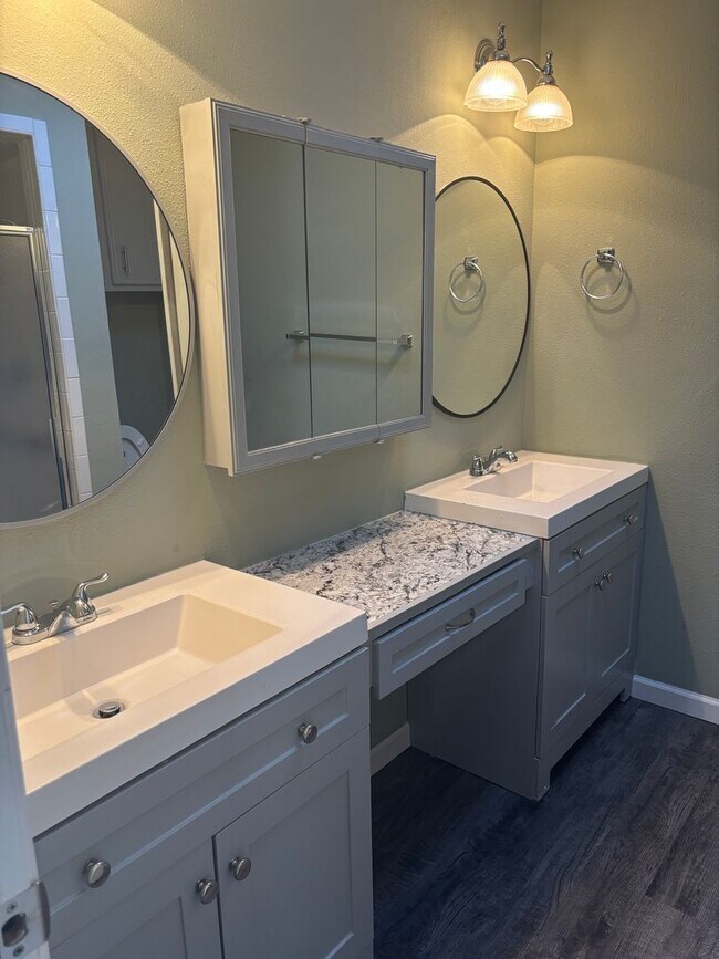 Building Photo - Remodeled 3/2/2 with Lots of Square Footage!