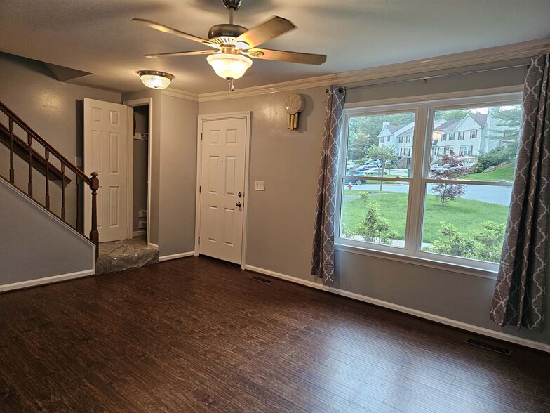 Family room -2 - 323 Felsted Ct