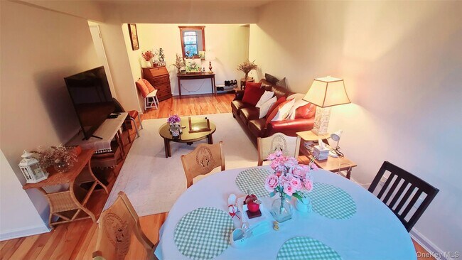 Building Photo - 66-15 Thornton Pl