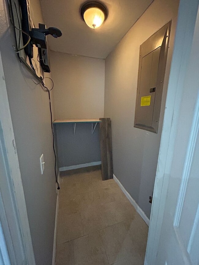 Building Photo - Cute Single Family 2 bedroom home