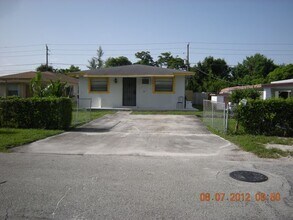 Building Photo - Large 3-2 house in Oakland Park