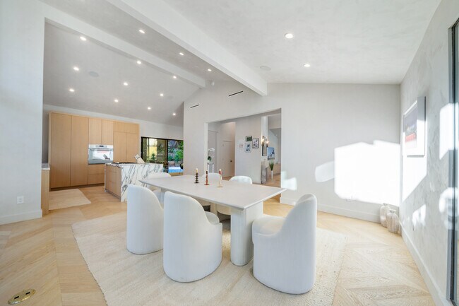 Building Photo - 2221 Bowmont Dr