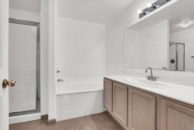 Building Photo - 2 Bedroom 2 Bathroom Ground Floor Condo Unit!