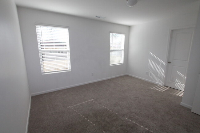 Building Photo - 3 Bedroom/2.5 Bath Townhome Minutes from D...