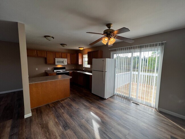 Building Photo - Bright & Beautiful 3-Bedroom Spacious, Mov...