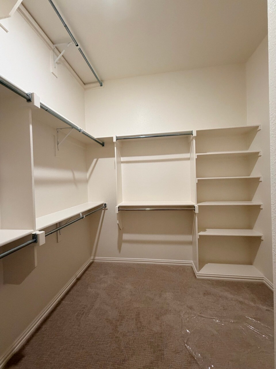 master closet 3 - 4729 Spinner St