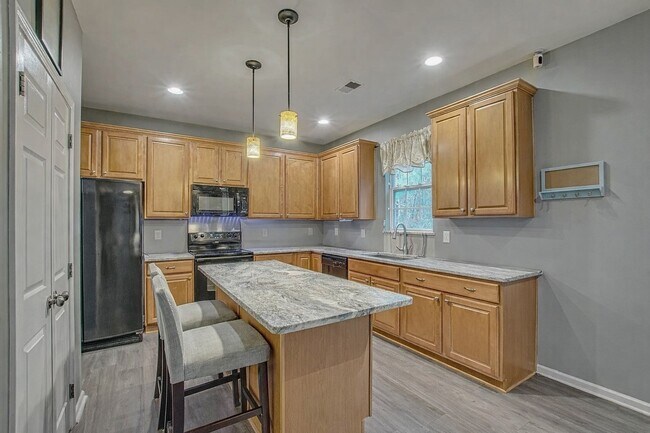 Building Photo - Comfort, Space & Convenience in Summerville