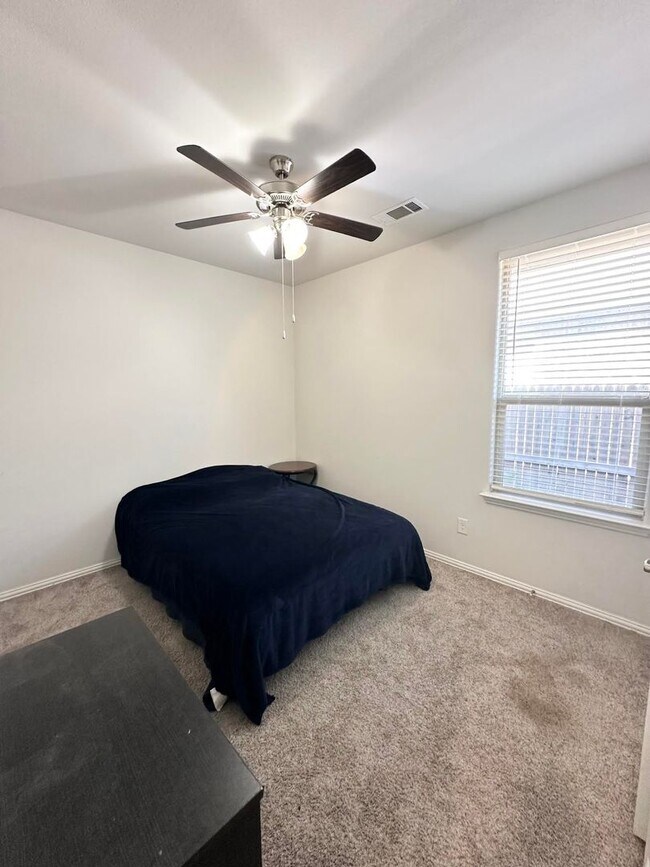 Building Photo - 4 Bed 2 Bath For Rent