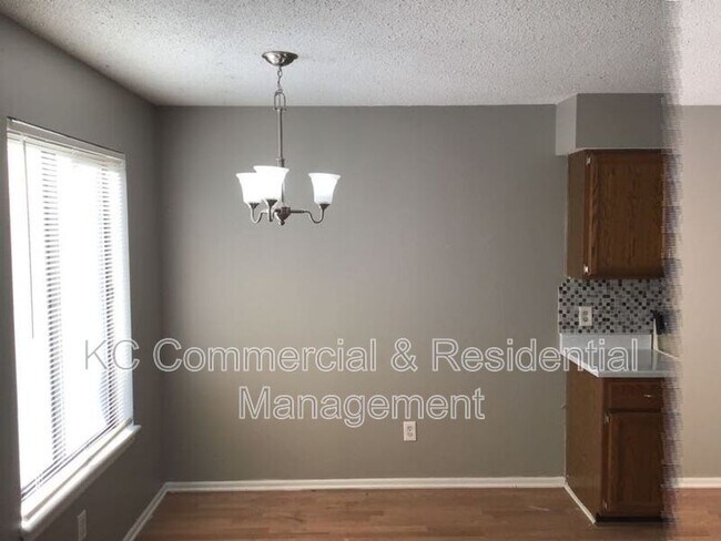 Building Photo - 208 W Meadow St