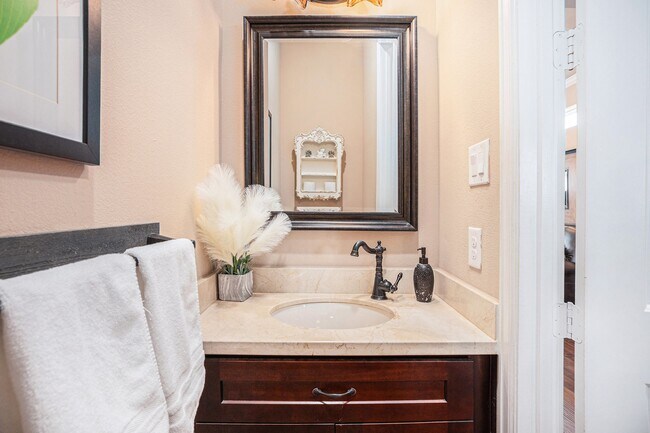 Building Photo - 1333 N Meyer Ave