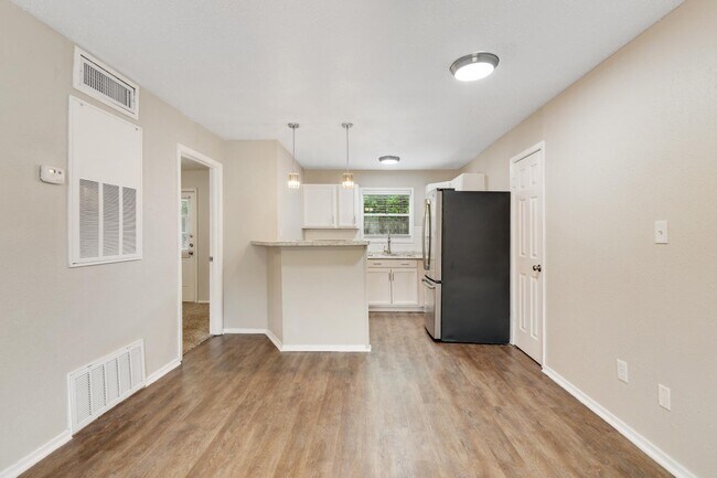 Building Photo - 1504 Broadmoor Dr