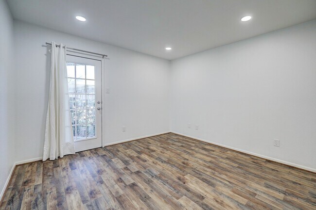 Building Photo - 11201 Lynbrook Dr