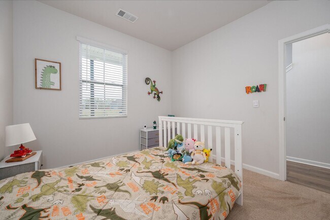 Building Photo - Bright 3-Bed End-Unit Townhome in Cedar St...