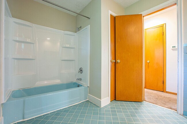 Building Photo - Extremely Spacious 2 Bedroom / 1 Bath Home
