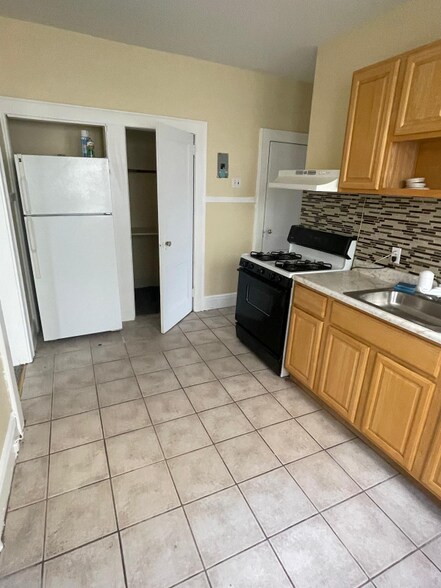 Primary Photo - 17-19-19 Fleetwood Pl