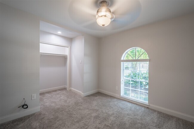 Building Photo - 3515 Lake Ridge Bend