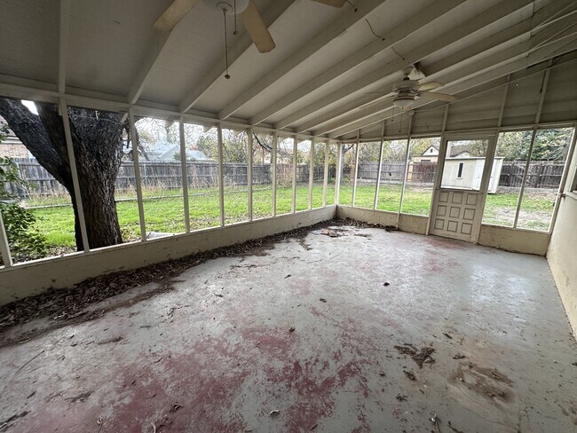 Building Photo - 215 N Washington St