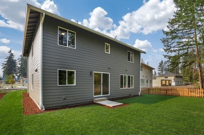 Building Photo - Modern Luxury: Spacious 3-Bedroom Home Near JBLM