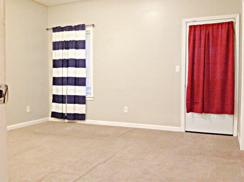 Master room - 218 Barfield Ave SW