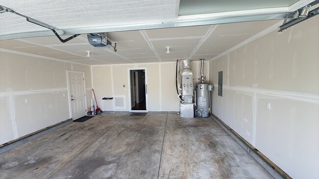 Building Photo - 2 Bedroom / 1 Bathroom in NE Bend