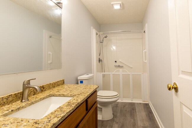 Building Photo - 3 story 2 bed 1.5 bath condo with large ga...