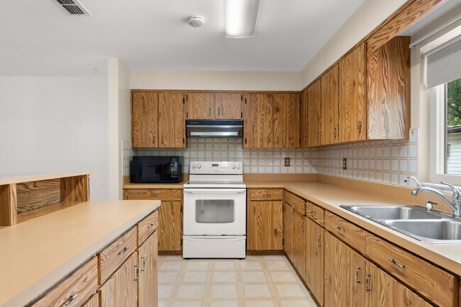 Building Photo - Home For Rent in St Petersburg!