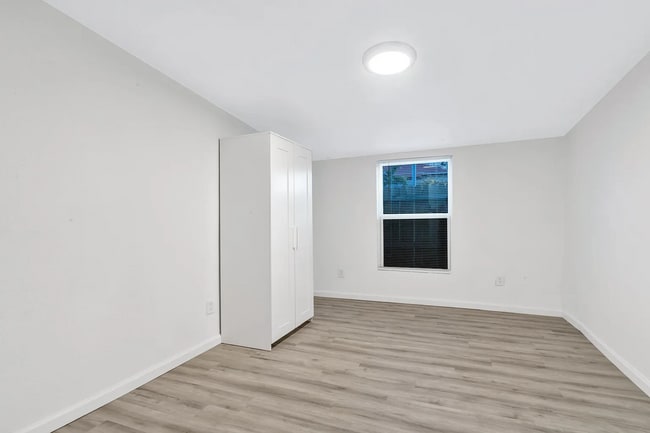 Building Photo - Darling 3/1 Duplex in Oakhurst