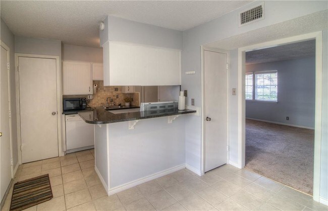Building Photo - 7407 Shadow Hill Dr