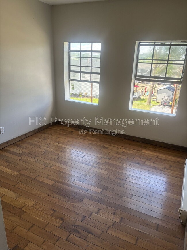 Primary Photo - 102 E H St