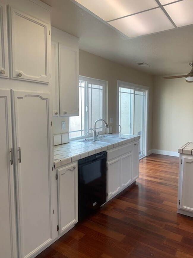 Building Photo - Great 3 Bedroom Townhouse!