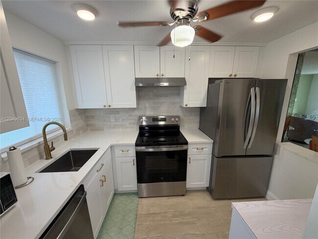 Building Photo - 8135 Sunrise Lakes Blvd