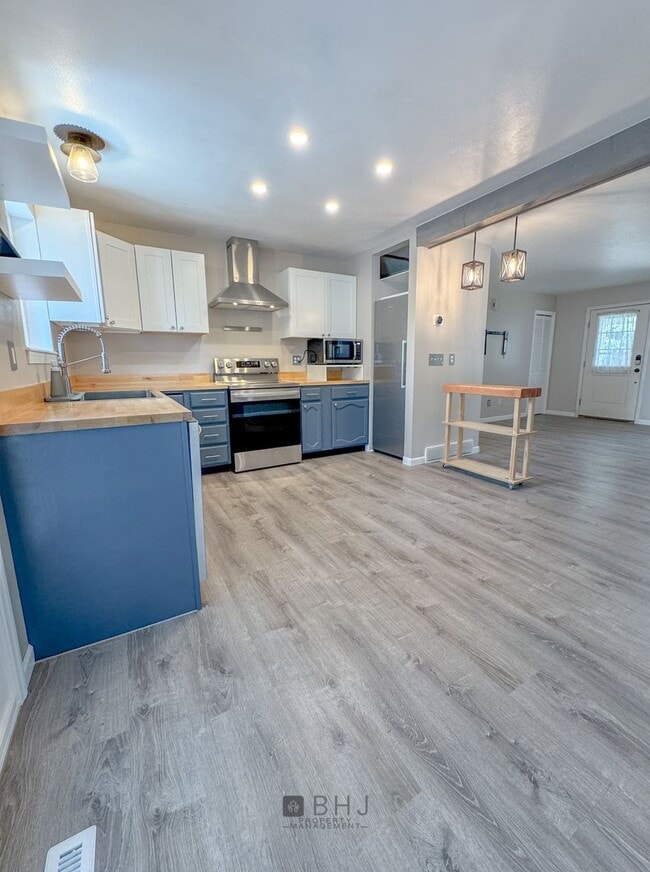Building Photo - NEWLY UPDATED 2 BED/ 1 BATH SINGLE FAMILY ...