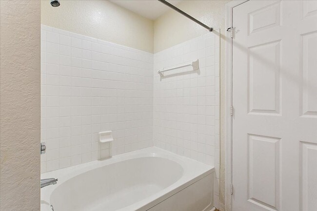 Building Photo - Terrific Bishops Court Townhouse!