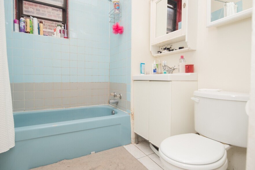 Building Photo - 1919 W Schiller St