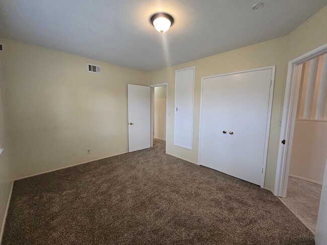 Building Photo - Charming Single Story Home