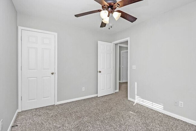 Building Photo - Wonderfully Updated 4BD/2.5BA Cul-de-Sac Home!