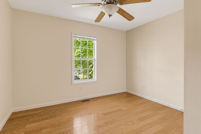 Building Photo - 3-Bedroom Home in West Asheville with Fenc...