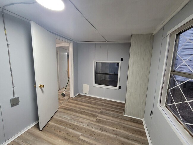 Building Photo - 112 Kenny St