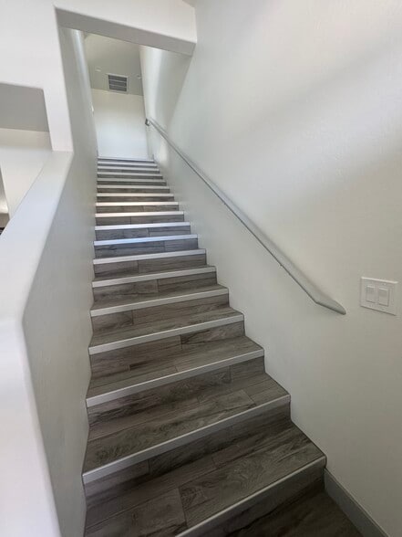 Staircases - 3112 N Navajo Dr