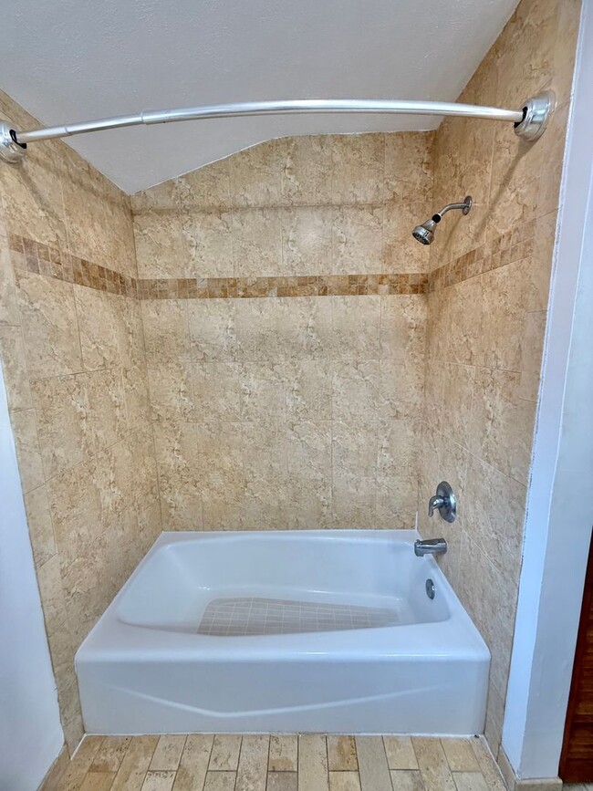 Building Photo - Pet friendly & Spacious - 3 Bedroom / 2 Ba...