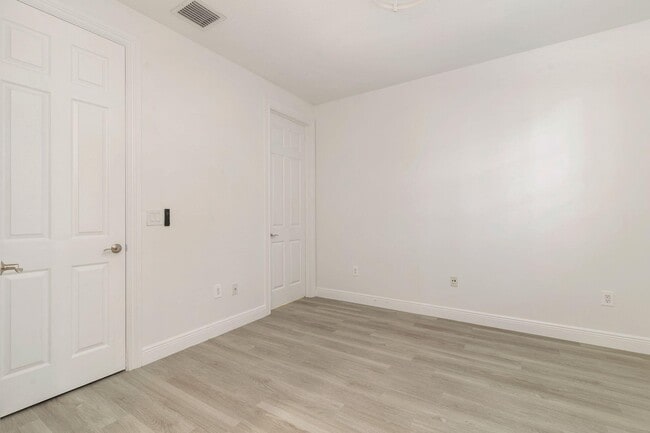 Building Photo - 2502 N Dixie Hwy