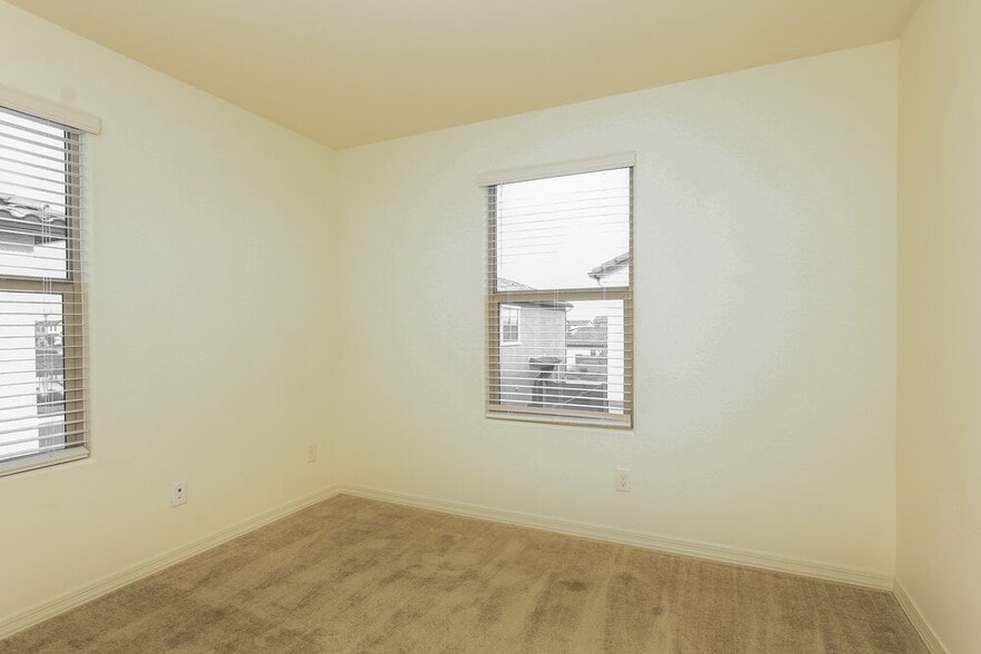 Building Photo - 3815 S 58th Ln