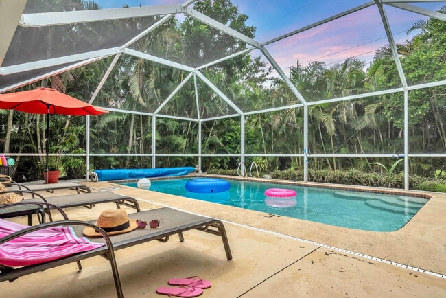 Building Photo - 2852 Gulf Gate Dr
