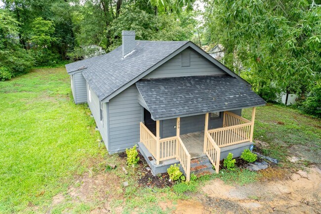 Building Photo - Three Bedroom Home