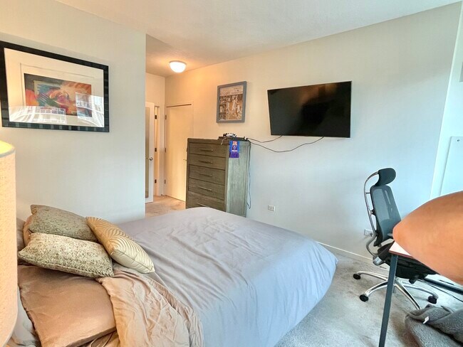 Building Photo - 600 N Kingsbury St