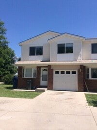 Building Photo - Spacious 3 Bedroom, 2.5 Bathroom Townhome located in the Eagle Heights Subdivision