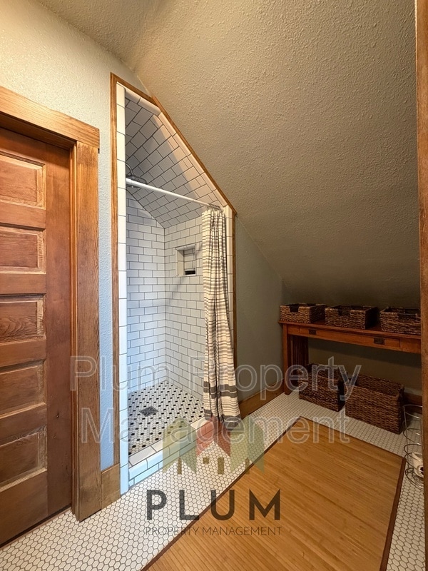 Building Photo - 208 Cedar St