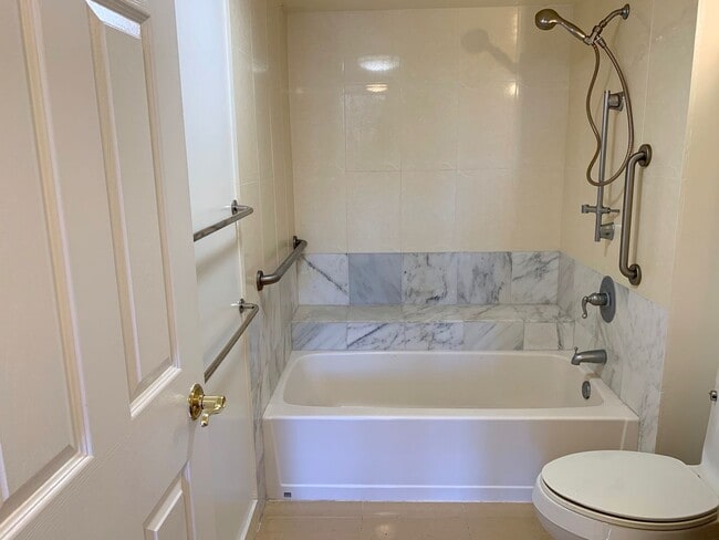 Building Photo - 2-Bedroom Condo with Lanai & Parking – $2,600/Month