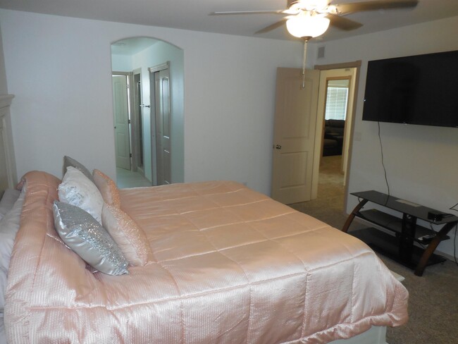 Building Photo - 12880 Haxby St